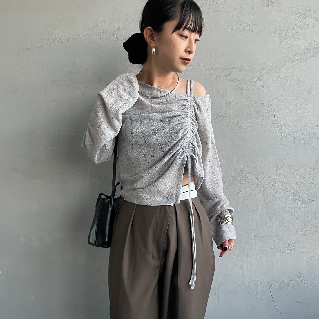nenom [ネノム] ワンオフショルダー ギャザーリボンTシャツ [NE26312004] 05 L.GRAY &&モデル身長：150cm 着用サイズ：F&&