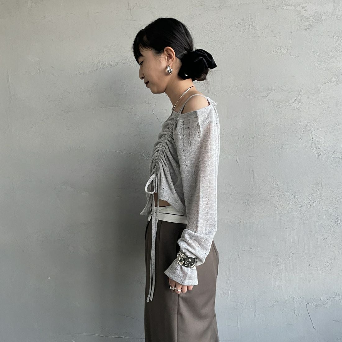 nenom [ネノム] ワンオフショルダー ギャザーリボンTシャツ [NE26312004] 05 L.GRAY &&モデル身長：150cm 着用サイズ：F&&