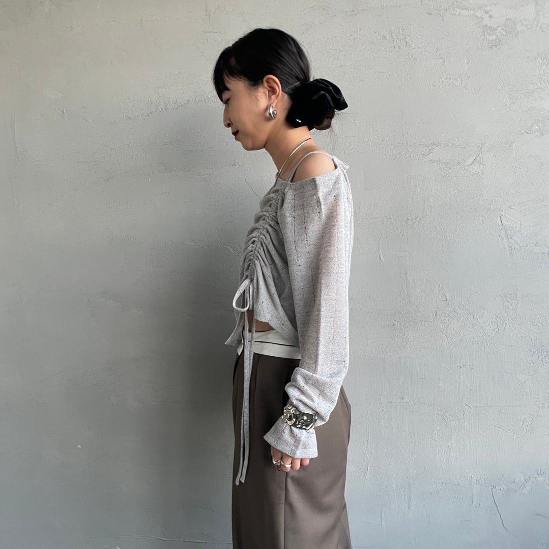 nenom [ネノム] ワンオフショルダー ギャザーリボンTシャツ [NE26312004] 05 L.GRAY &&モデル身長：150cm 着用サイズ：F&&