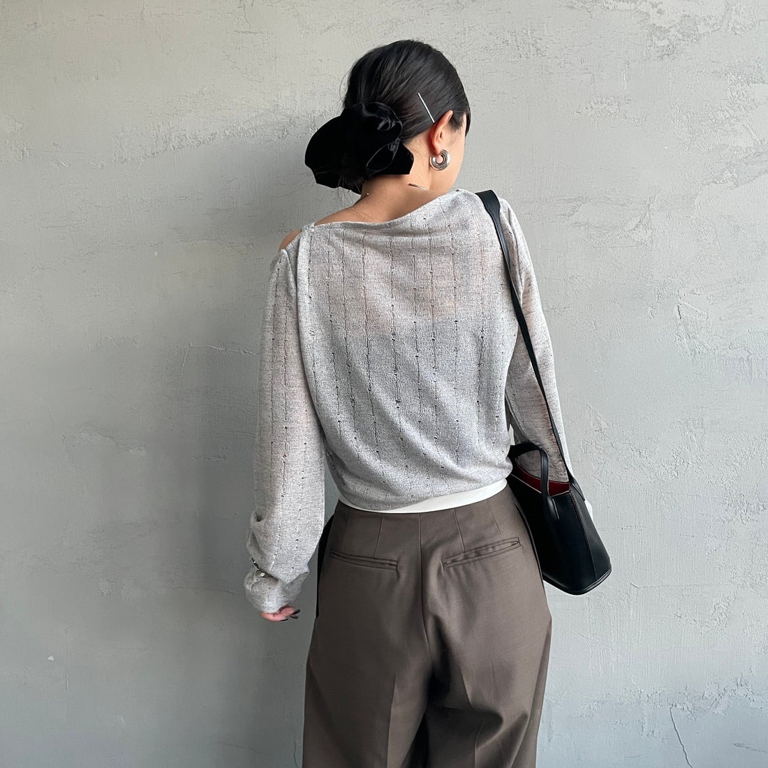 nenom [ネノム] ワンオフショルダー ギャザーリボンTシャツ [NE26312004] 05 L.GRAY &&モデル身長：150cm 着用サイズ：F&&