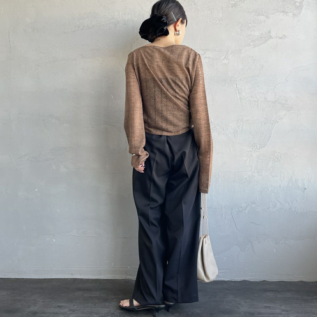 nenom [ネノム] ワンオフショルダー ギャザーリボンTシャツ [NE26312004] 28 BROWN &&モデル身長：150cm 着用サイズ：F&&