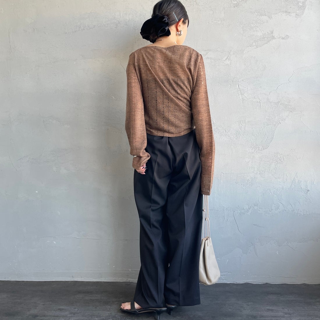 nenom [ネノム] ワンオフショルダー ギャザーリボンTシャツ [NE26312004] 28 BROWN &&モデル身長：150cm 着用サイズ：F&&