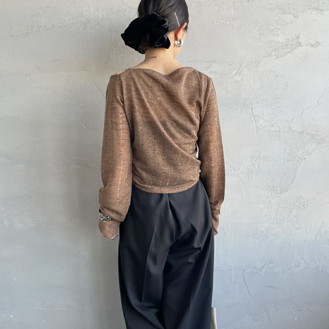 nenom [ネノム] ワンオフショルダー ギャザーリボンTシャツ [NE26312004] 28 BROWN &&モデル身長：150cm 着用サイズ：F&&