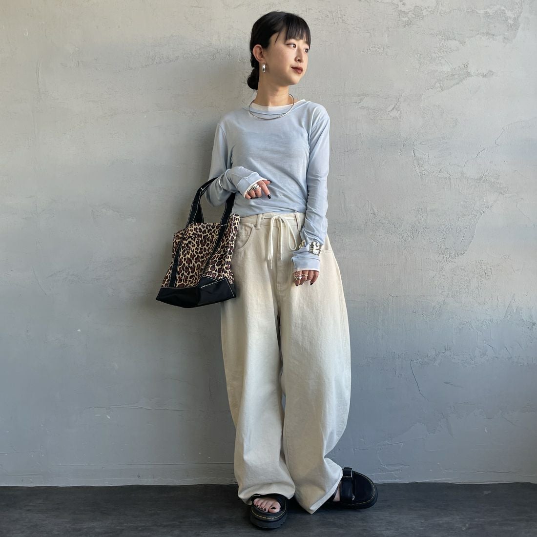 nenom [ネノム] シアーレイヤードロンT [NE26312002] 10 SAX/OFF &&モデル身長：150cm 着用サイズ：F&&