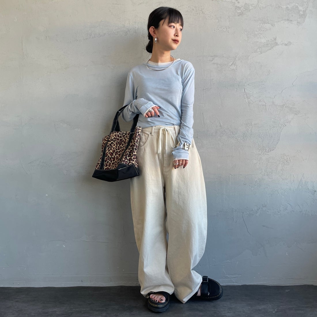 nenom [ネノム] シアーレイヤードロンT [NE26312002] 10 SAX/OFF &&モデル身長：150cm 着用サイズ：F&&