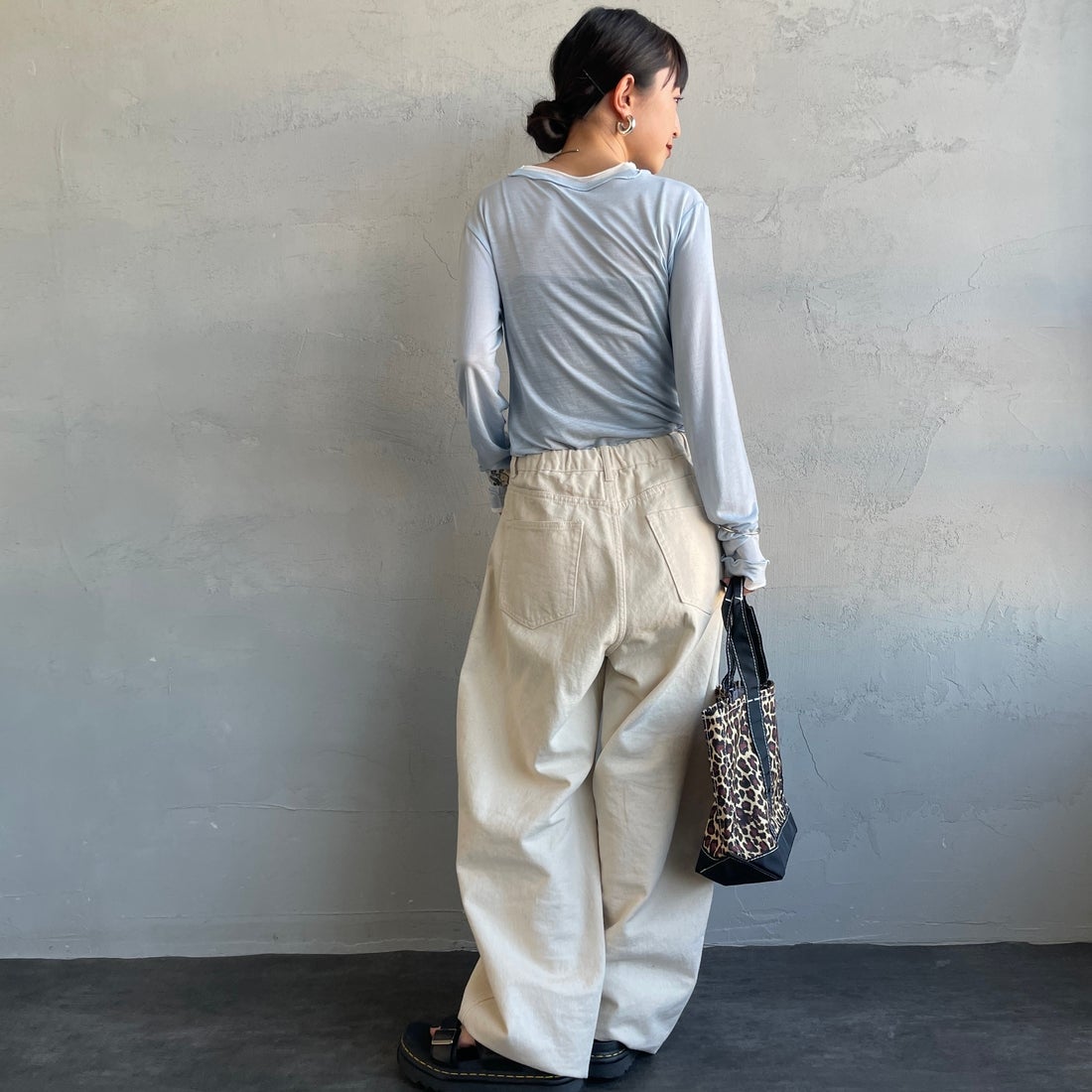 nenom [ネノム] シアーレイヤードロンT [NE26312002] 10 SAX/OFF &&モデル身長：150cm 着用サイズ：F&&