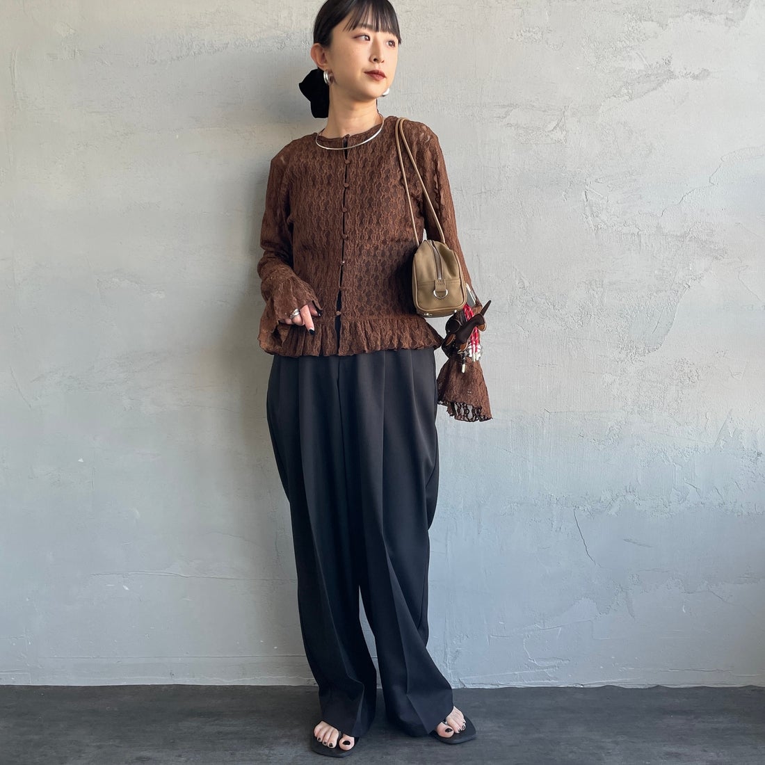 nenom [ネノム] マルチWAY レースペプラムカーディガン [NE26312001] 28 BROWN &&モデル身長：150cm 着用サイズ：F&&