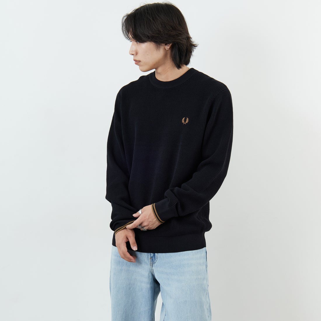 FRED PERRY [フレッドペリー] ワンポイントロゴ刺繍 ワッフルクルーネック コットンニット [K6507] 102 BLACK &&モデル身長：179cm 着用サイズ：L&&