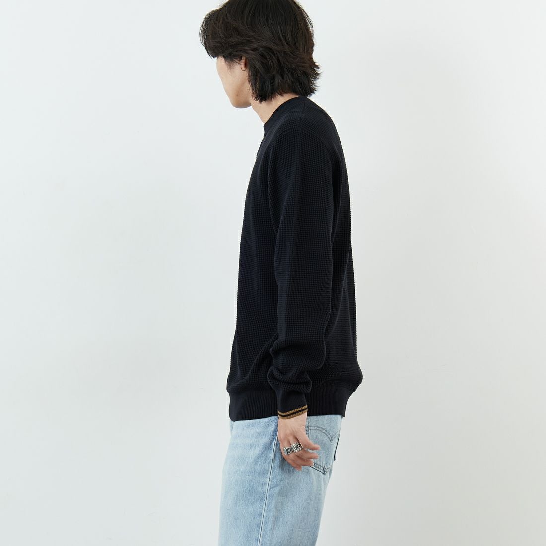 FRED PERRY [フレッドペリー] ワンポイントロゴ刺繍 ワッフルクルーネック コットンニット [K6507] 102 BLACK &&モデル身長：179cm 着用サイズ：L&&