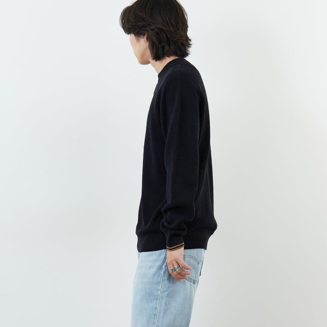 FRED PERRY [フレッドペリー] ワンポイントロゴ刺繍 ワッフルクルーネック コットンニット [K6507] 102 BLACK &&モデル身長：179cm 着用サイズ：L&&