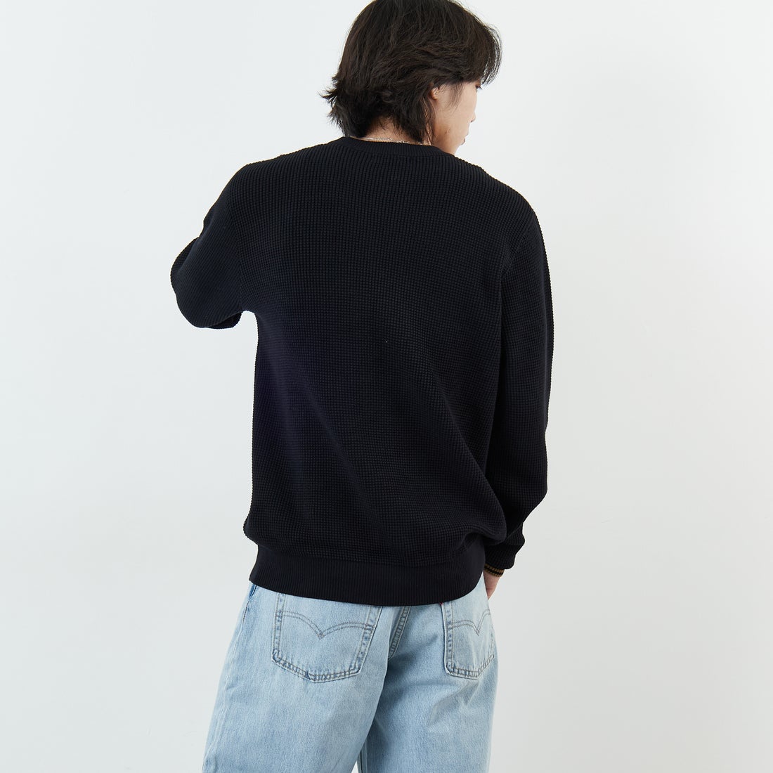 FRED PERRY [フレッドペリー] ワンポイントロゴ刺繍 ワッフルクルーネック コットンニット [K6507] 102 BLACK &&モデル身長：179cm 着用サイズ：L&&