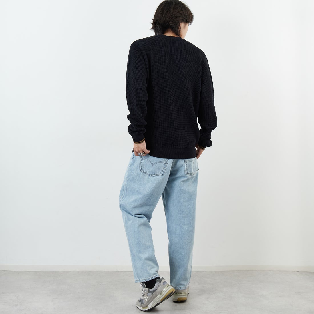 FRED PERRY [フレッドペリー] ワンポイントロゴ刺繍 ワッフルクルーネック コットンニット [K6507] 102 BLACK &&モデル身長：179cm 着用サイズ：L&&