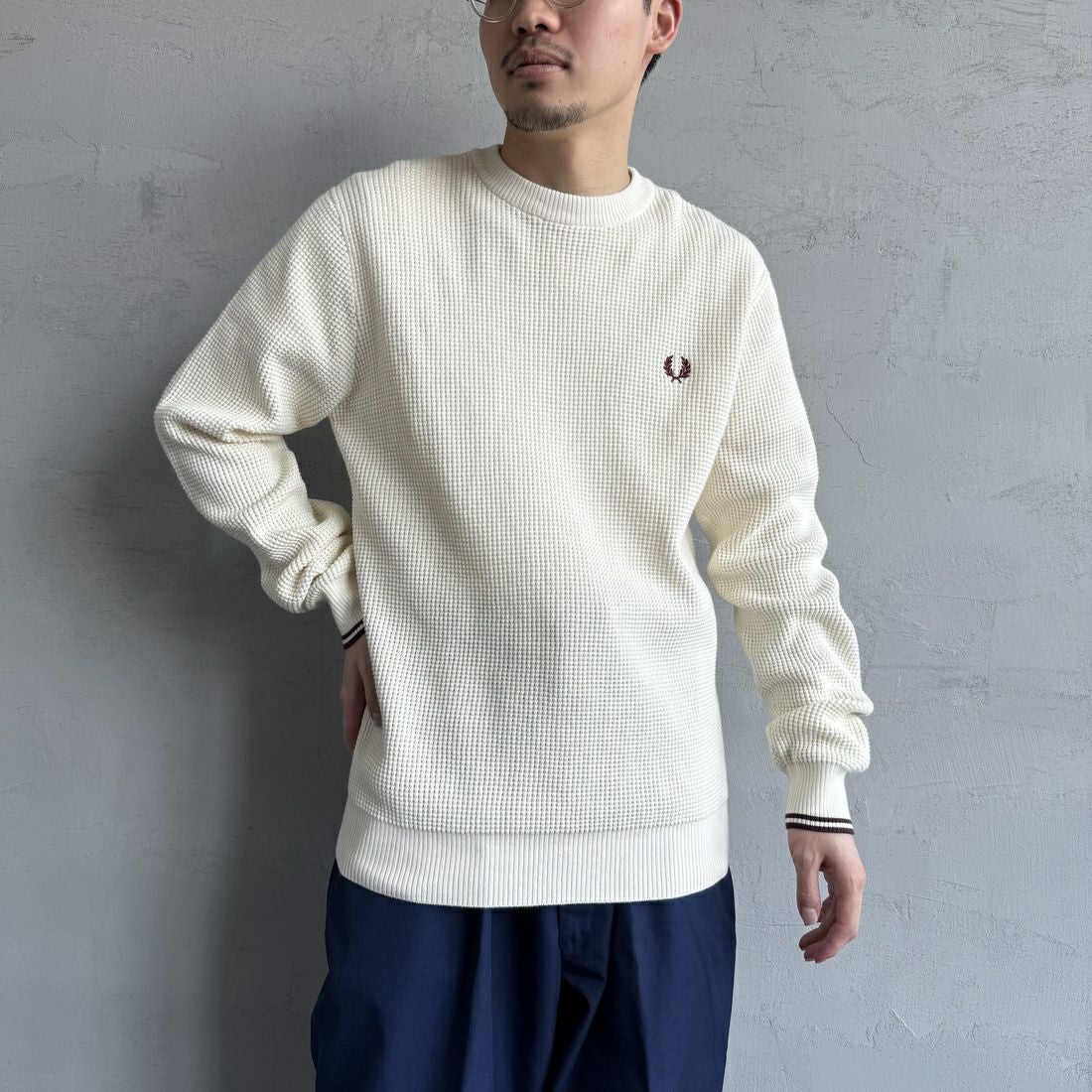 FRED PERRY [フレッドペリー] ワンポイントロゴ刺繍 ワッフルクルーネック コットンニット [K6507] 560 ECRU &&モデル身長：168cm 着用サイズ：M&&