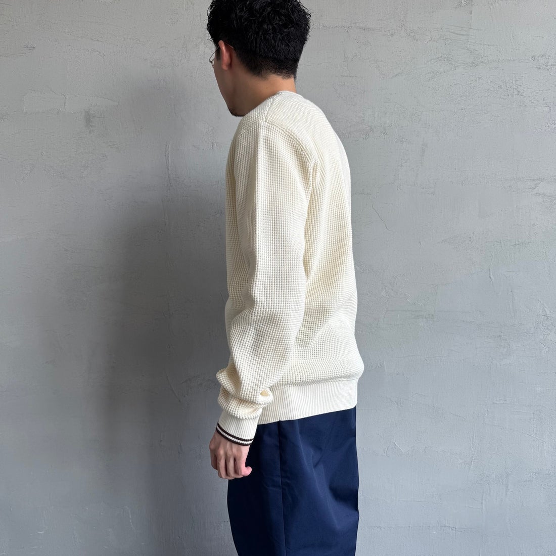 FRED PERRY [フレッドペリー] ワンポイントロゴ刺繍 ワッフルクルーネック コットンニット [K6507] 560 ECRU &&モデル身長：168cm 着用サイズ：M&&