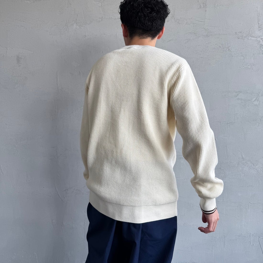 FRED PERRY [フレッドペリー] ワンポイントロゴ刺繍 ワッフルクルーネック コットンニット [K6507] 560 ECRU &&モデル身長：168cm 着用サイズ：M&&