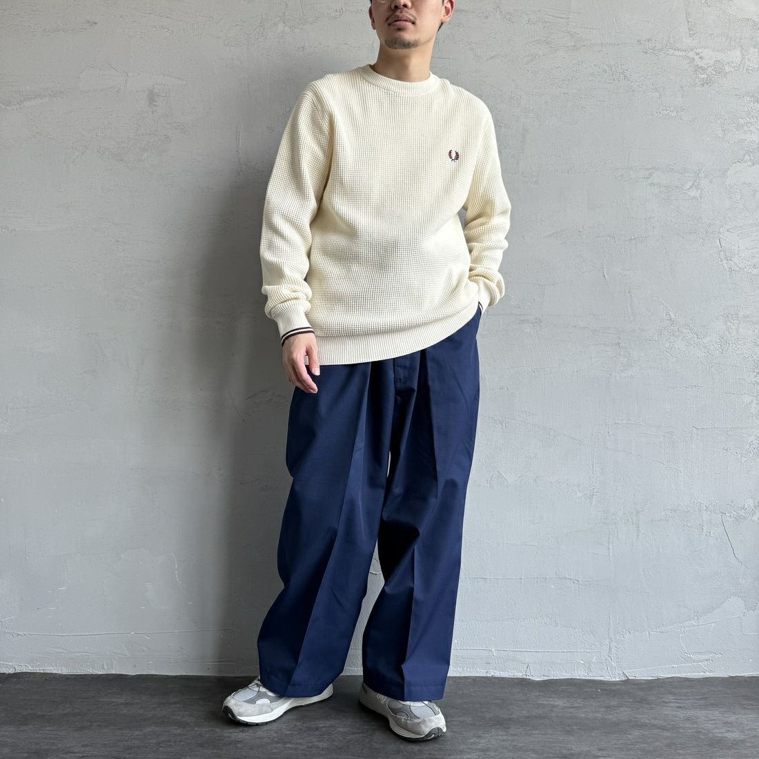 FRED PERRY [フレッドペリー] ワンポイントロゴ刺繍 ワッフルクルーネック コットンニット [K6507] 560 ECRU &&モデル身長：168cm 着用サイズ：M&&