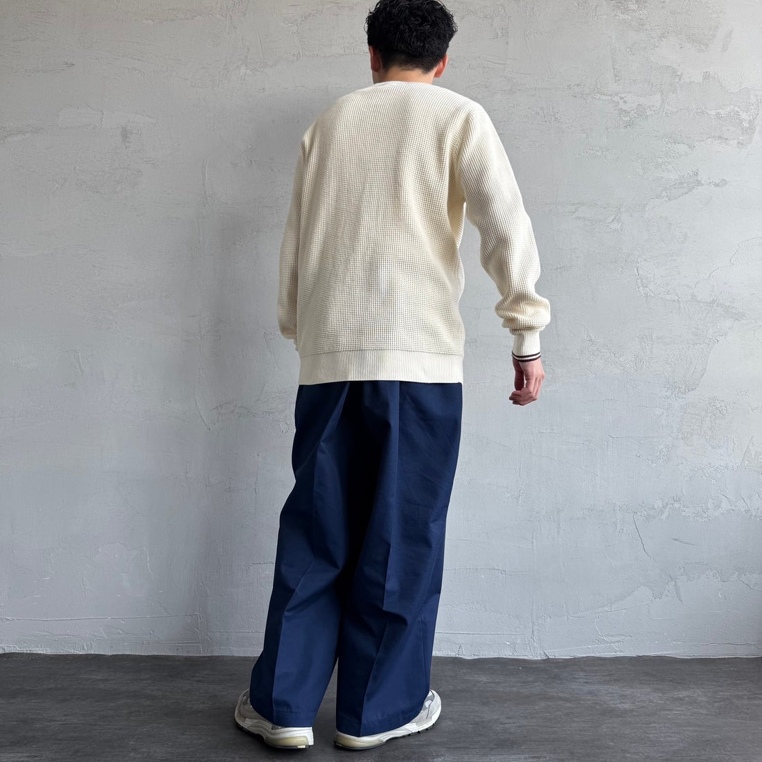 FRED PERRY [フレッドペリー] ワンポイントロゴ刺繍 ワッフルクルーネック コットンニット [K6507] 560 ECRU &&モデル身長：168cm 着用サイズ：M&&