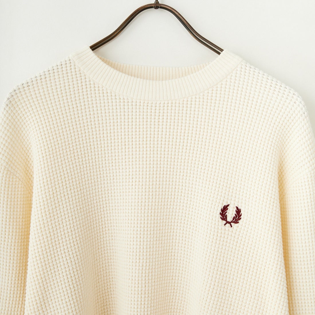 FRED PERRY [フレッドペリー] ワンポイントロゴ刺繍 ワッフルクルーネック コットンニット [K6507] 560 ECRU