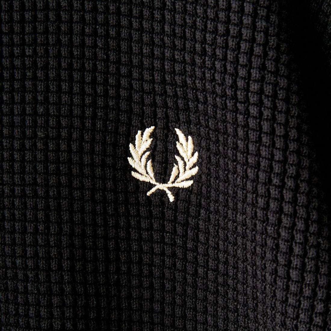 FRED PERRY [フレッドペリー] ワンポイントロゴ刺繍 ワッフルクルーネック コットンニット [K6507] 102 BLACK