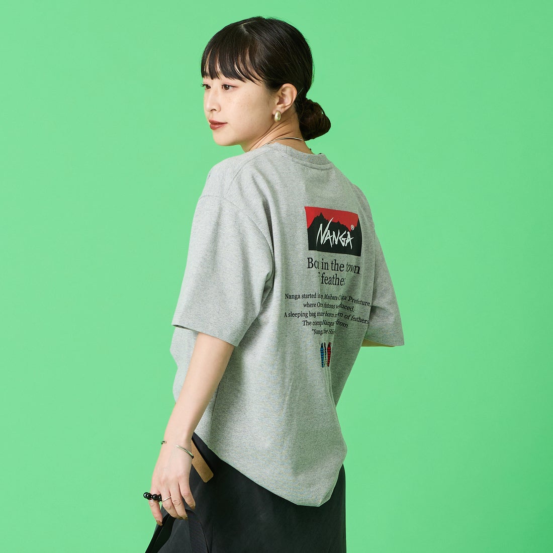 JEANSFACTORY × NANGA [ジーンズファクトリー × ナンガ] 別注 ヒストリーロゴ バックプリントTシャツ [NW26SS-JF2] GRAY &&モデル身長：150cm 着用サイズ：S&&