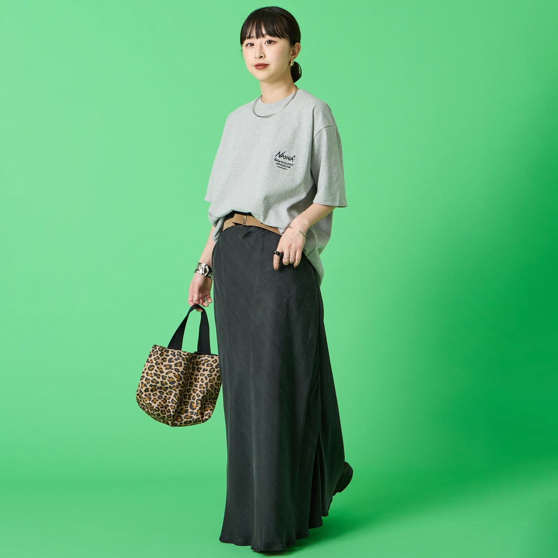 JEANSFACTORY × NANGA [ジーンズファクトリー × ナンガ] 別注 ヒストリーロゴ バックプリントTシャツ [NW26SS-JF2] GRAY &&モデル身長：150cm 着用サイズ：S&&