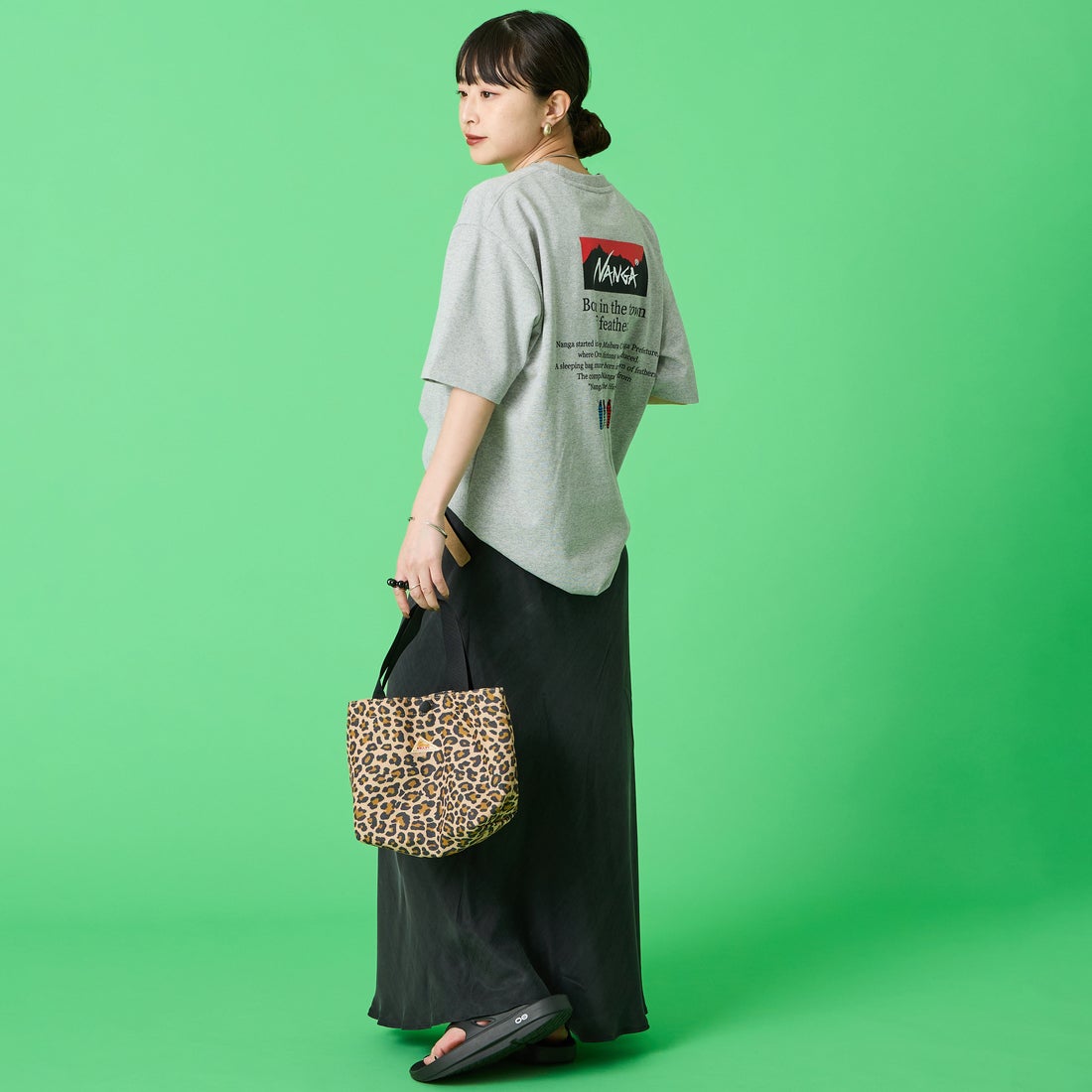 JEANSFACTORY × NANGA [ジーンズファクトリー × ナンガ] 別注 ヒストリーロゴ バックプリントTシャツ [NW26SS-JF2] GRAY &&モデル身長：150cm 着用サイズ：S&&