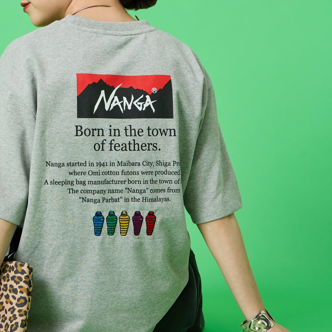 JEANSFACTORY × NANGA [ジーンズファクトリー × ナンガ] 別注 ヒストリーロゴ バックプリントTシャツ [NW26SS-JF2] GRAY &&モデル身長：150cm 着用サイズ：S&&