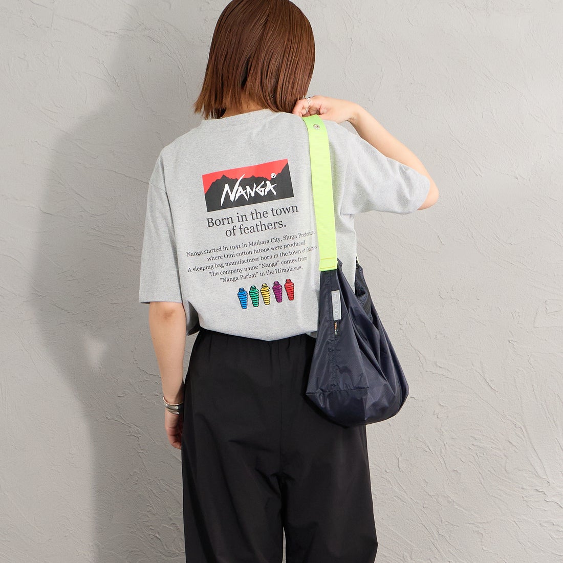 JEANSFACTORY × NANGA [ジーンズファクトリー × ナンガ] 別注 ヒストリーロゴ バックプリントTシャツ [NW26SS-JF2] GRAY &&モデル身長：159cm 着用サイズ：S&&
