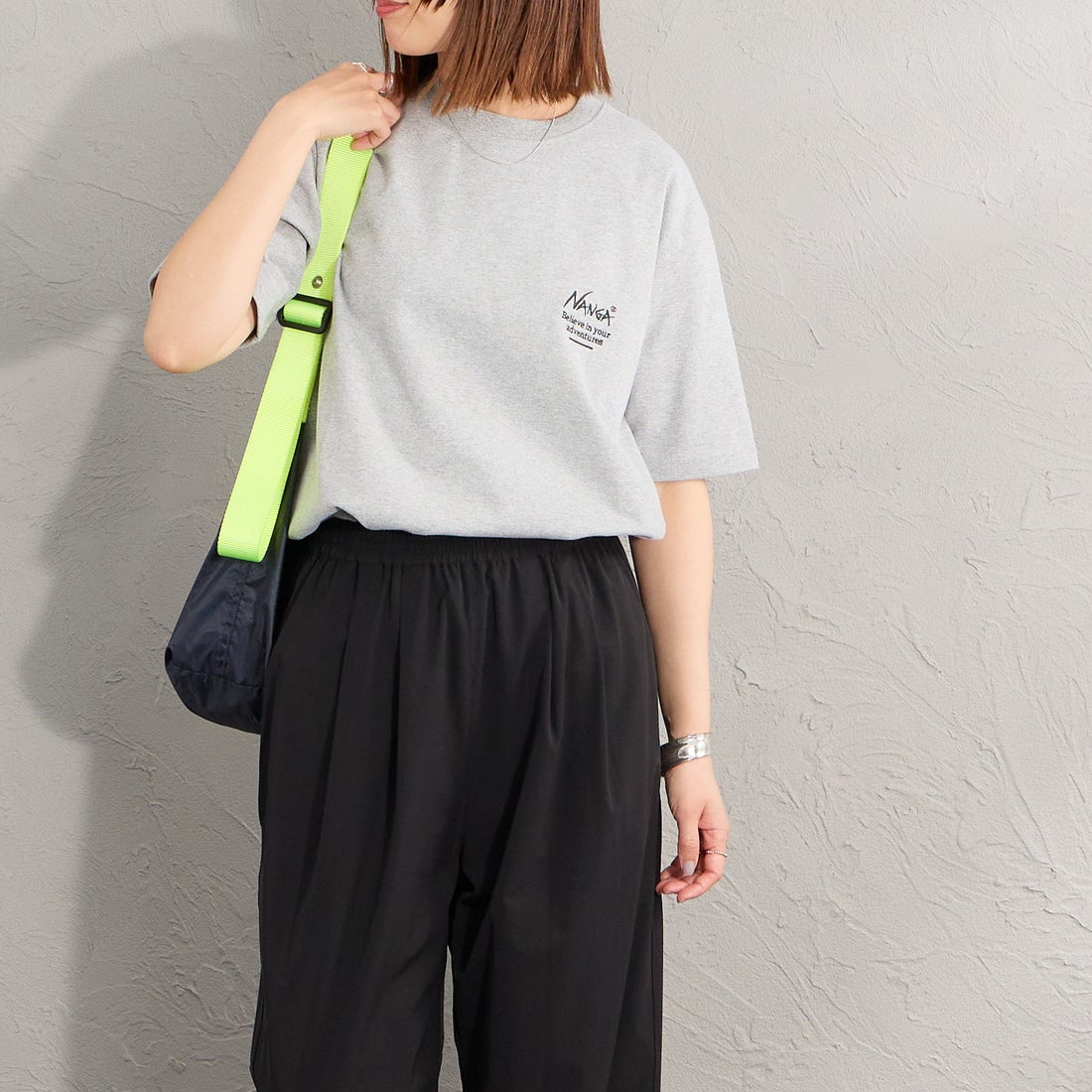 JEANSFACTORY × NANGA [ジーンズファクトリー × ナンガ] 別注 ヒストリーロゴ バックプリントTシャツ [NW26SS-JF2] GRAY &&モデル身長：159cm 着用サイズ：S&&
