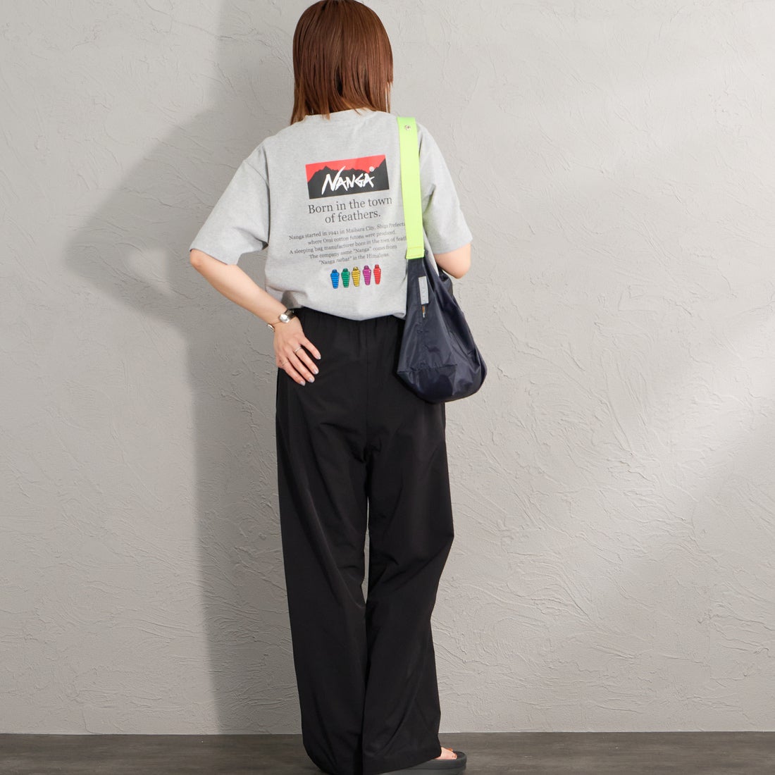 JEANSFACTORY × NANGA [ジーンズファクトリー × ナンガ] 別注 ヒストリーロゴ バックプリントTシャツ [NW26SS-JF2] GRAY &&モデル身長：159cm 着用サイズ：S&&