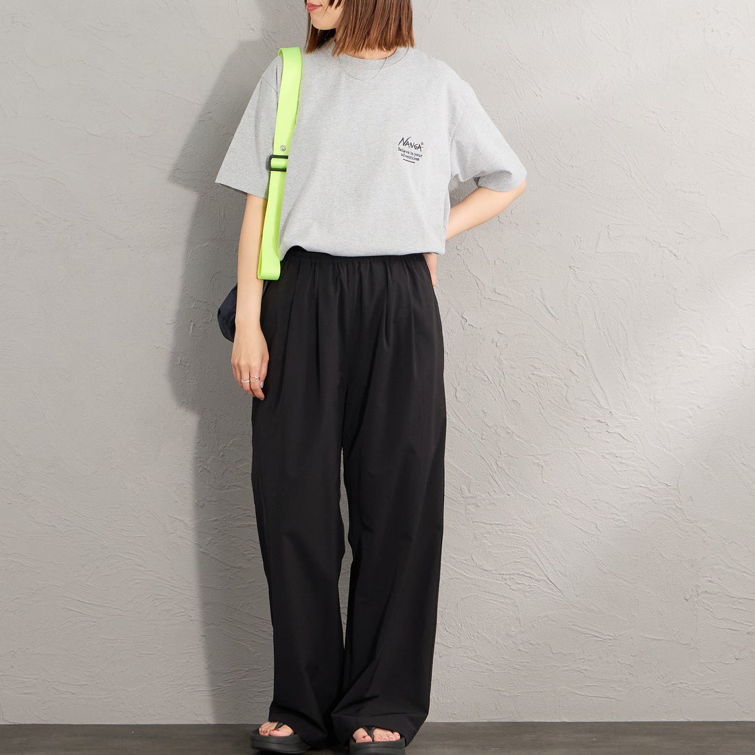 JEANSFACTORY × NANGA [ジーンズファクトリー × ナンガ] 別注 ヒストリーロゴ バックプリントTシャツ [NW26SS-JF2] GRAY &&モデル身長：159cm 着用サイズ：S&&