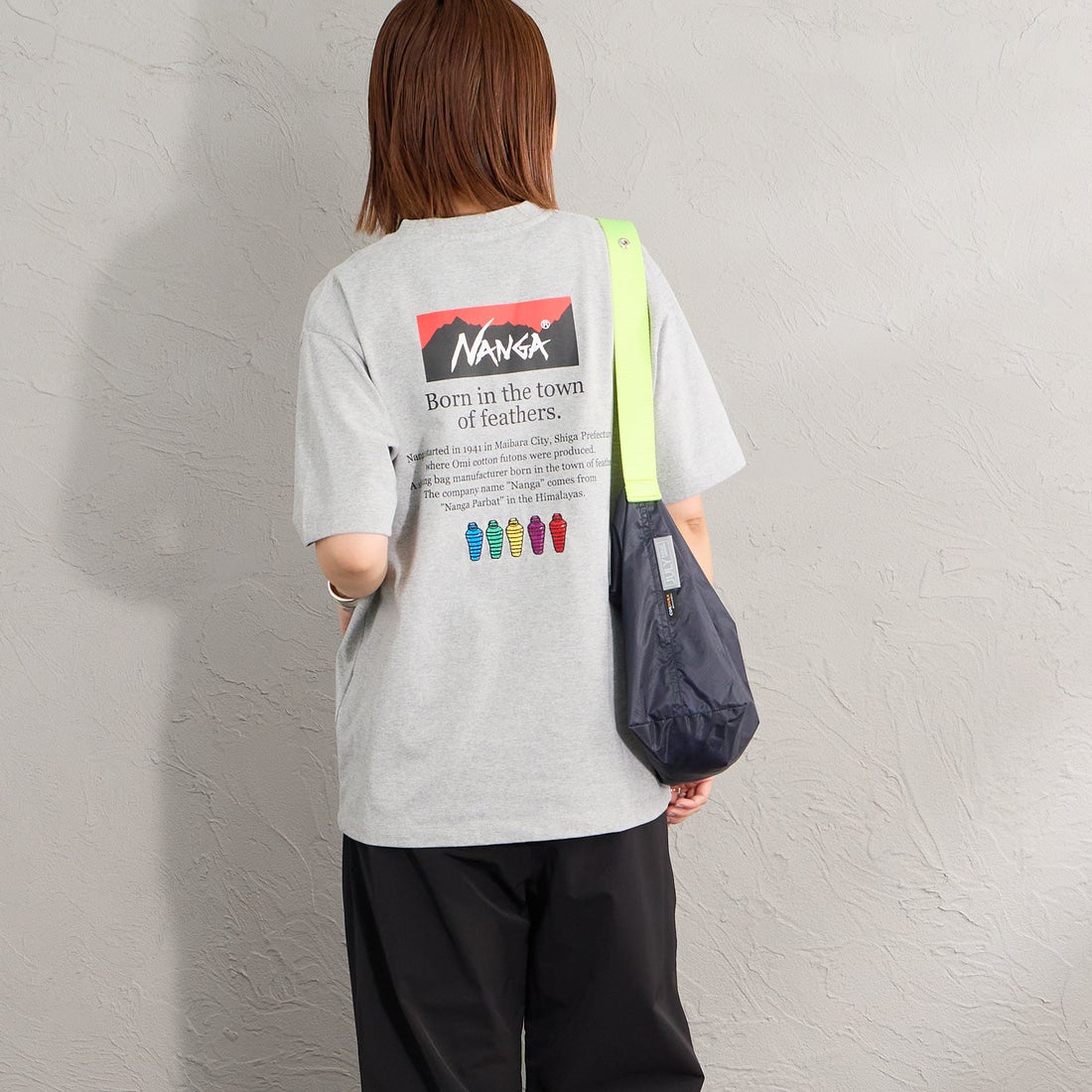 JEANSFACTORY × NANGA [ジーンズファクトリー × ナンガ] 別注 ヒストリーロゴ バックプリントTシャツ [NW26SS-JF2] GRAY &&モデル身長：159cm 着用サイズ：S&&