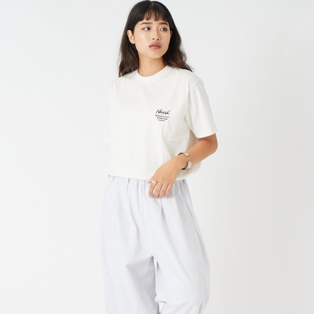 JEANSFACTORY × NANGA [ジーンズファクトリー × ナンガ] 別注 ヒストリーロゴ バックプリントTシャツ [NW26SS-JF2] WHITE &&モデル身長：162cm 着用サイズ：S&&