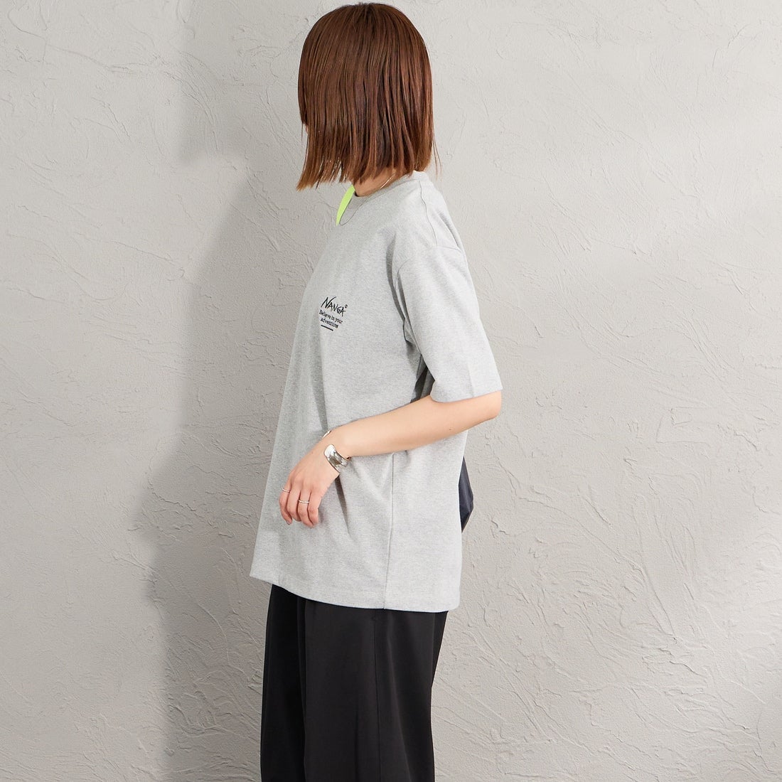 JEANSFACTORY × NANGA [ジーンズファクトリー × ナンガ] 別注 ヒストリーロゴ バックプリントTシャツ [NW26SS-JF2] GRAY &&モデル身長：159cm 着用サイズ：S&&