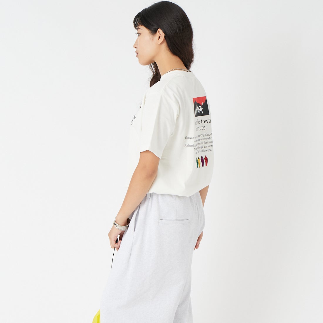 JEANSFACTORY × NANGA [ジーンズファクトリー × ナンガ] 別注 ヒストリーロゴ バックプリントTシャツ [NW26SS-JF2] WHITE &&モデル身長：162cm 着用サイズ：S&&