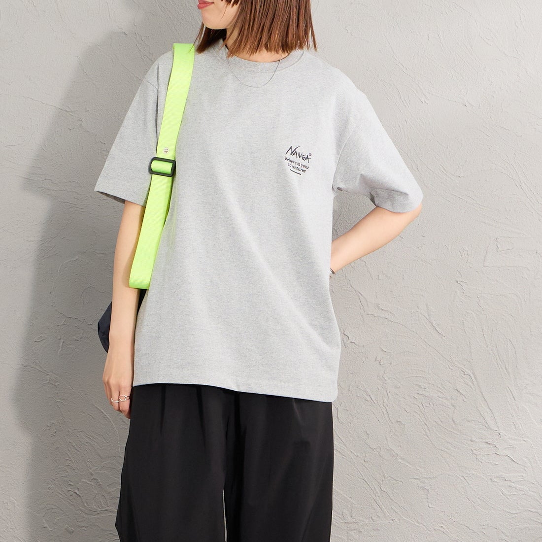JEANSFACTORY × NANGA [ジーンズファクトリー × ナンガ] 別注 ヒストリーロゴ バックプリントTシャツ [NW26SS-JF2] GRAY &&モデル身長：159cm 着用サイズ：S&&