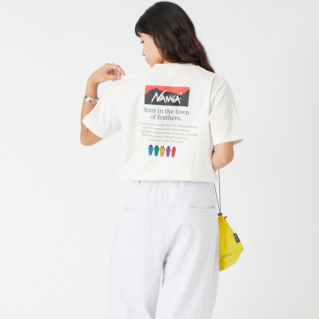JEANSFACTORY × NANGA [ジーンズファクトリー × ナンガ] 別注 ヒストリーロゴ バックプリントTシャツ [NW26SS-JF2] WHITE &&モデル身長：162cm 着用サイズ：S&&
