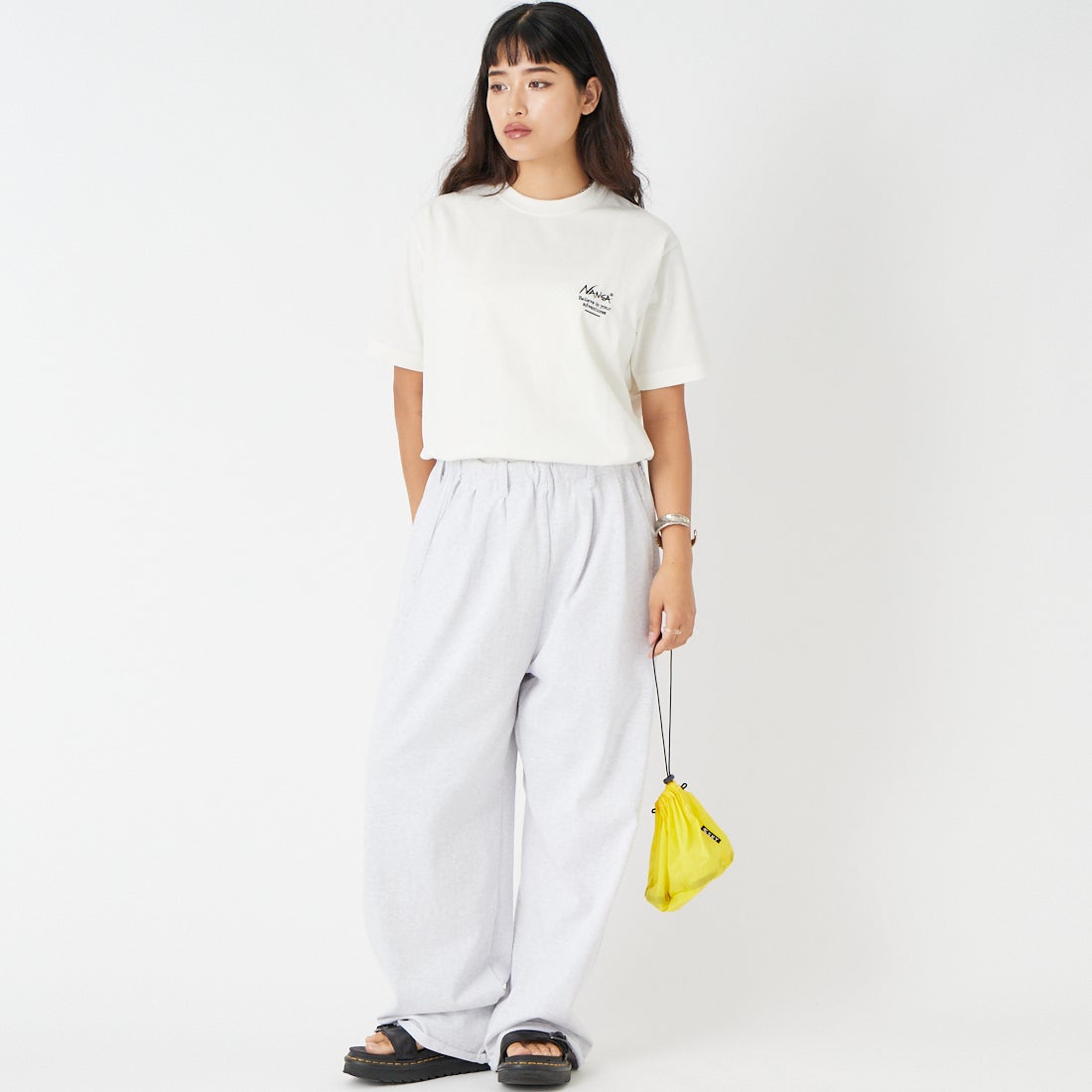 JEANSFACTORY × NANGA [ジーンズファクトリー × ナンガ] 別注 ヒストリーロゴ バックプリントTシャツ [NW26SS-JF2] WHITE &&モデル身長：162cm 着用サイズ：S&&