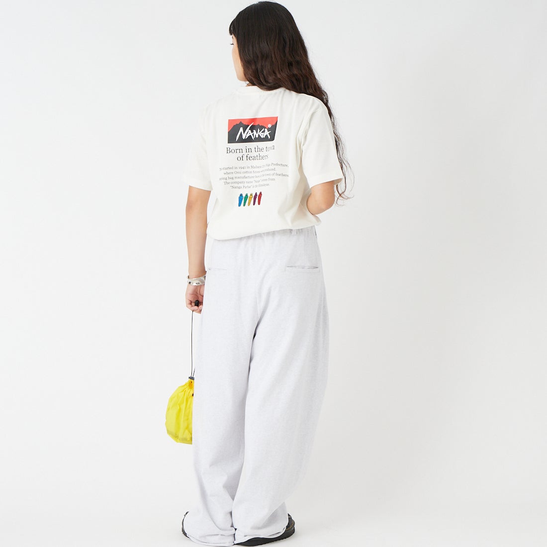 JEANSFACTORY × NANGA [ジーンズファクトリー × ナンガ] 別注 ヒストリーロゴ バックプリントTシャツ [NW26SS-JF2] WHITE &&モデル身長：162cm 着用サイズ：S&&