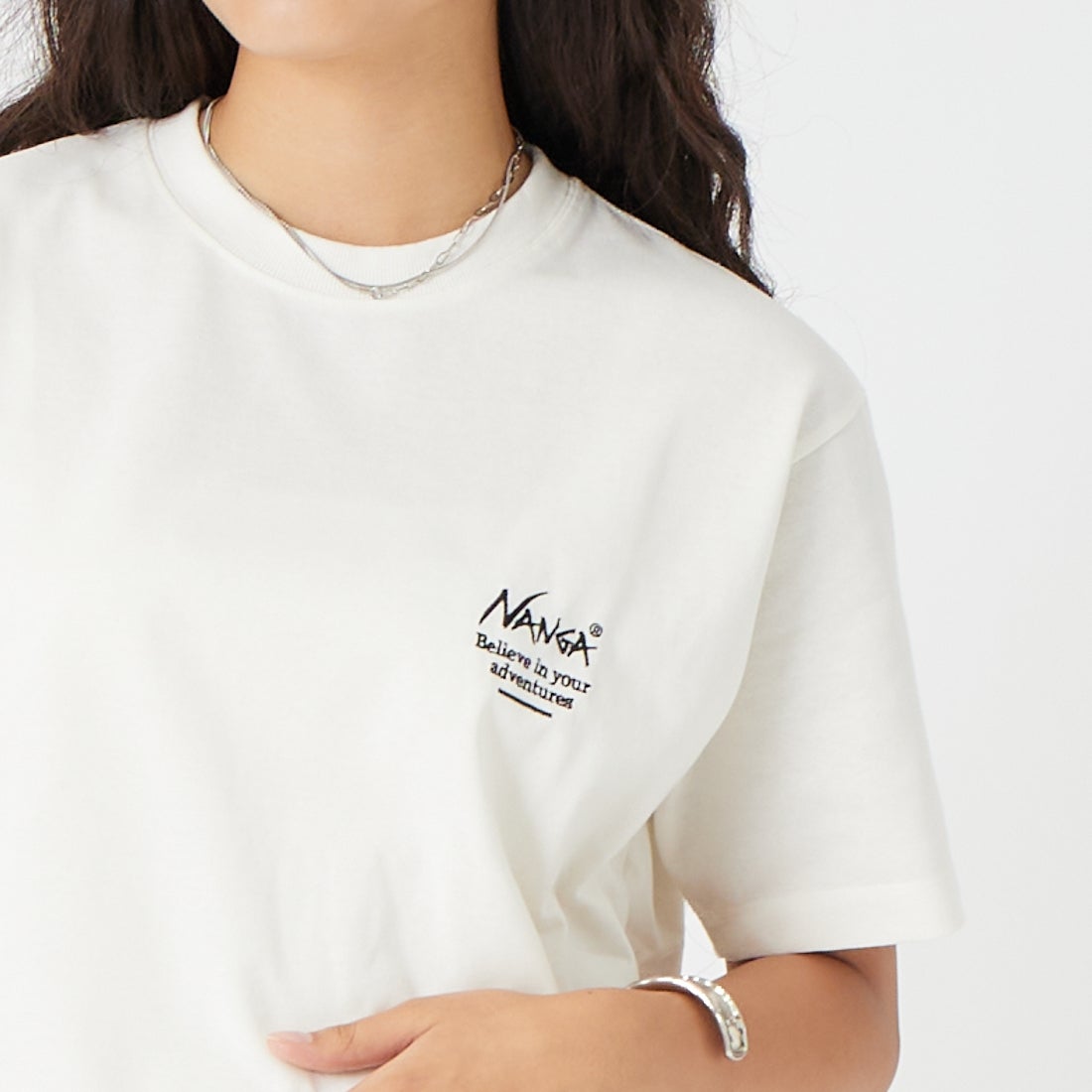 JEANSFACTORY × NANGA [ジーンズファクトリー × ナンガ] 別注 ヒストリーロゴ バックプリントTシャツ [NW26SS-JF2] WHITE &&モデル身長：162cm 着用サイズ：S&&