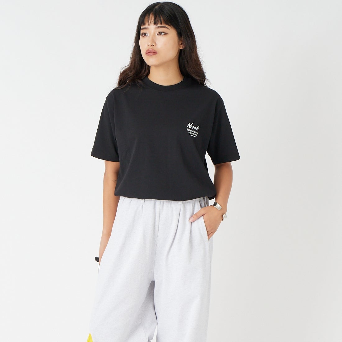 JEANSFACTORY × NANGA [ジーンズファクトリー × ナンガ] 別注 ヒストリーロゴ バックプリントTシャツ [NW26SS-JF2] BLACK &&モデル身長：162cm 着用サイズ：S&&
