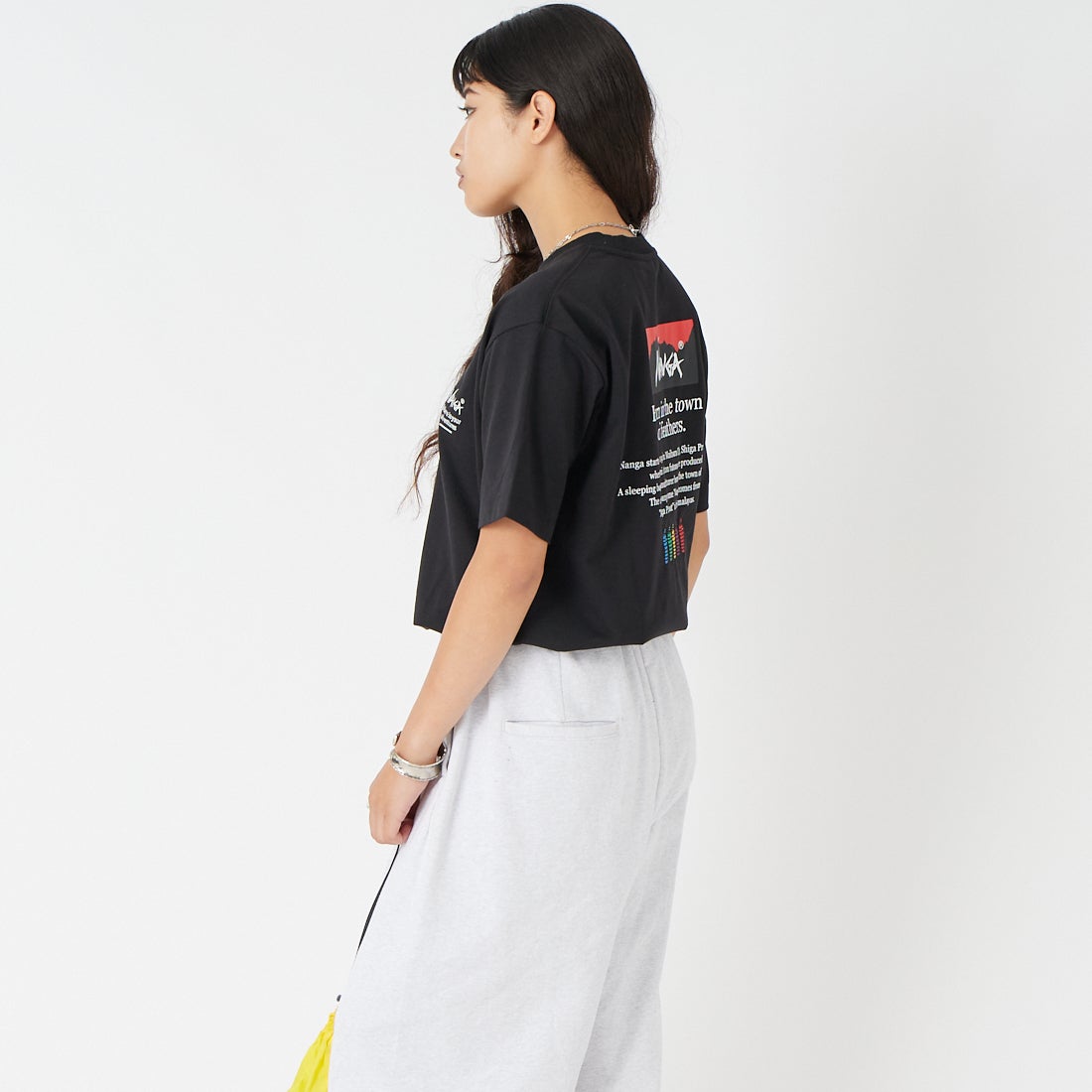 JEANSFACTORY × NANGA [ジーンズファクトリー × ナンガ] 別注 ヒストリーロゴ バックプリントTシャツ [NW26SS-JF2] BLACK &&モデル身長：162cm 着用サイズ：S&&