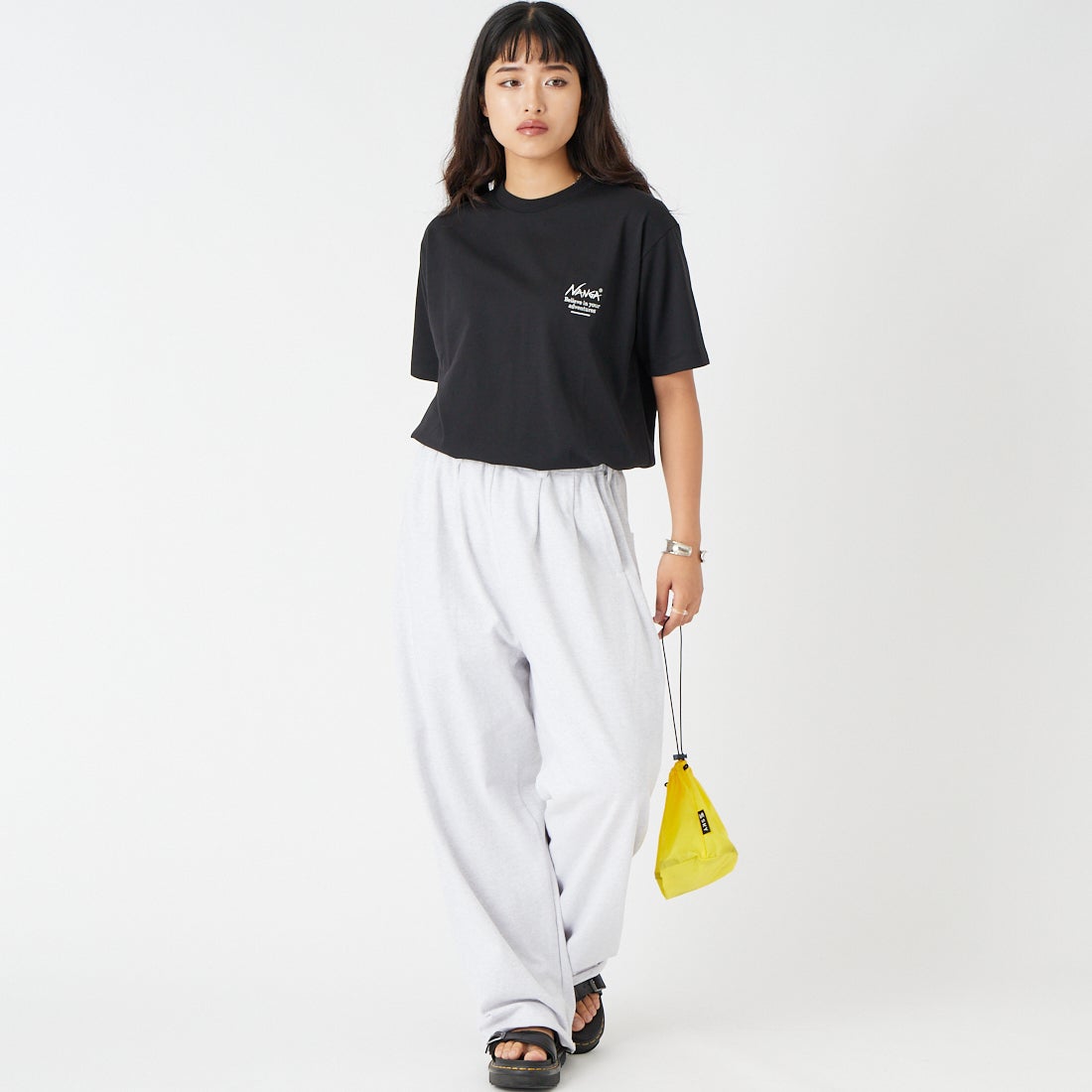 JEANSFACTORY × NANGA [ジーンズファクトリー × ナンガ] 別注 ヒストリーロゴ バックプリントTシャツ [NW26SS-JF2] BLACK &&モデル身長：162cm 着用サイズ：S&&