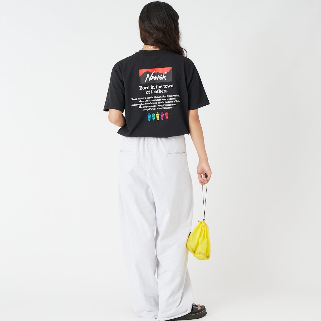 JEANSFACTORY × NANGA [ジーンズファクトリー × ナンガ] 別注 ヒストリーロゴ バックプリントTシャツ [NW26SS-JF2] BLACK &&モデル身長：162cm 着用サイズ：S&&