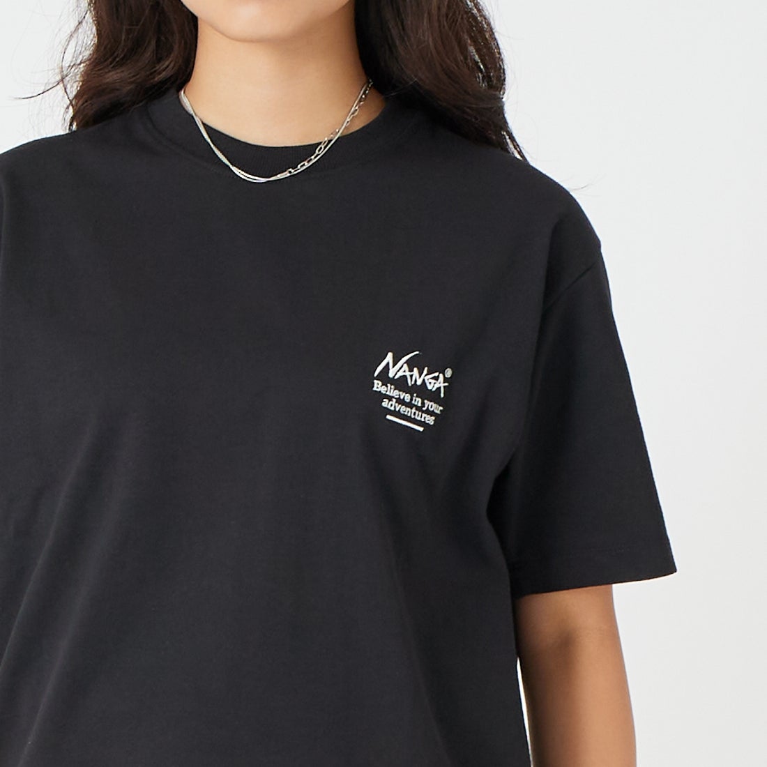 JEANSFACTORY × NANGA [ジーンズファクトリー × ナンガ] 別注 ヒストリーロゴ バックプリントTシャツ [NW26SS-JF2] BLACK &&モデル身長：162cm 着用サイズ：S&&