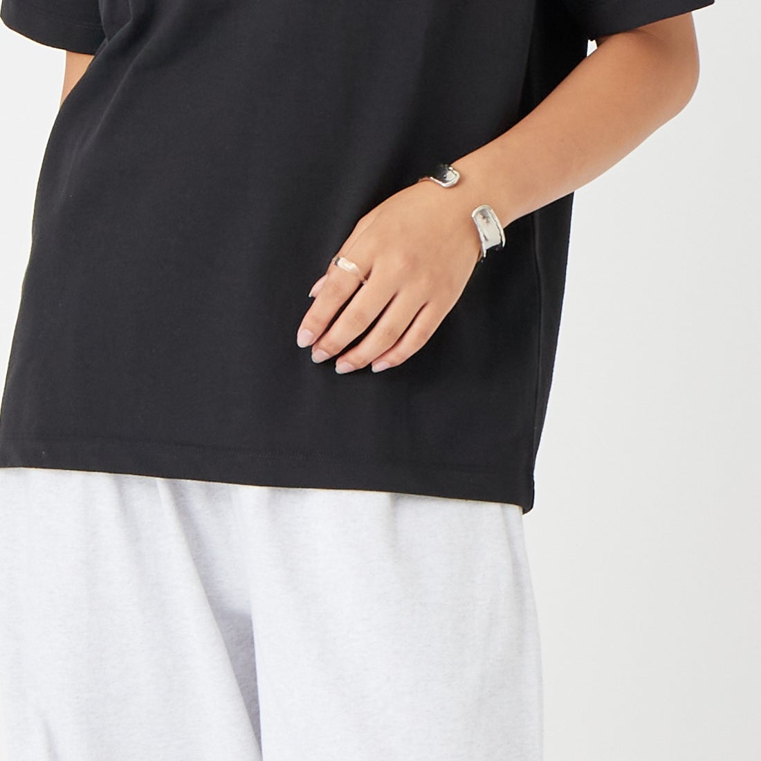 JEANSFACTORY × NANGA [ジーンズファクトリー × ナンガ] 別注 ヒストリーロゴ バックプリントTシャツ [NW26SS-JF2] BLACK &&モデル身長：162cm 着用サイズ：S&&