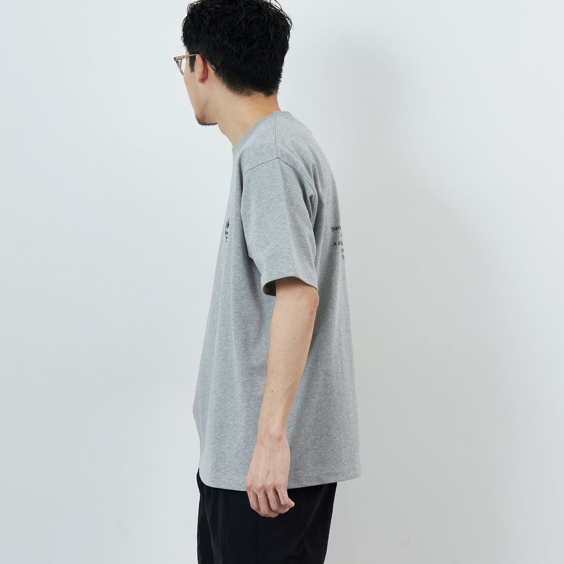 JEANSFACTORY × NANGA [ジーンズファクトリー × ナンガ] 別注 ヒストリーロゴ バックプリントTシャツ [NW26SS-JF2] GRAY &&モデル身長：168cm 着用サイズ：L&&