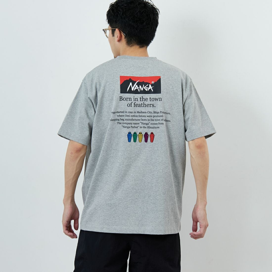 JEANSFACTORY × NANGA [ジーンズファクトリー × ナンガ] 別注 ヒストリーロゴ バックプリントTシャツ [NW26SS-JF2] GRAY &&モデル身長：168cm 着用サイズ：L&&