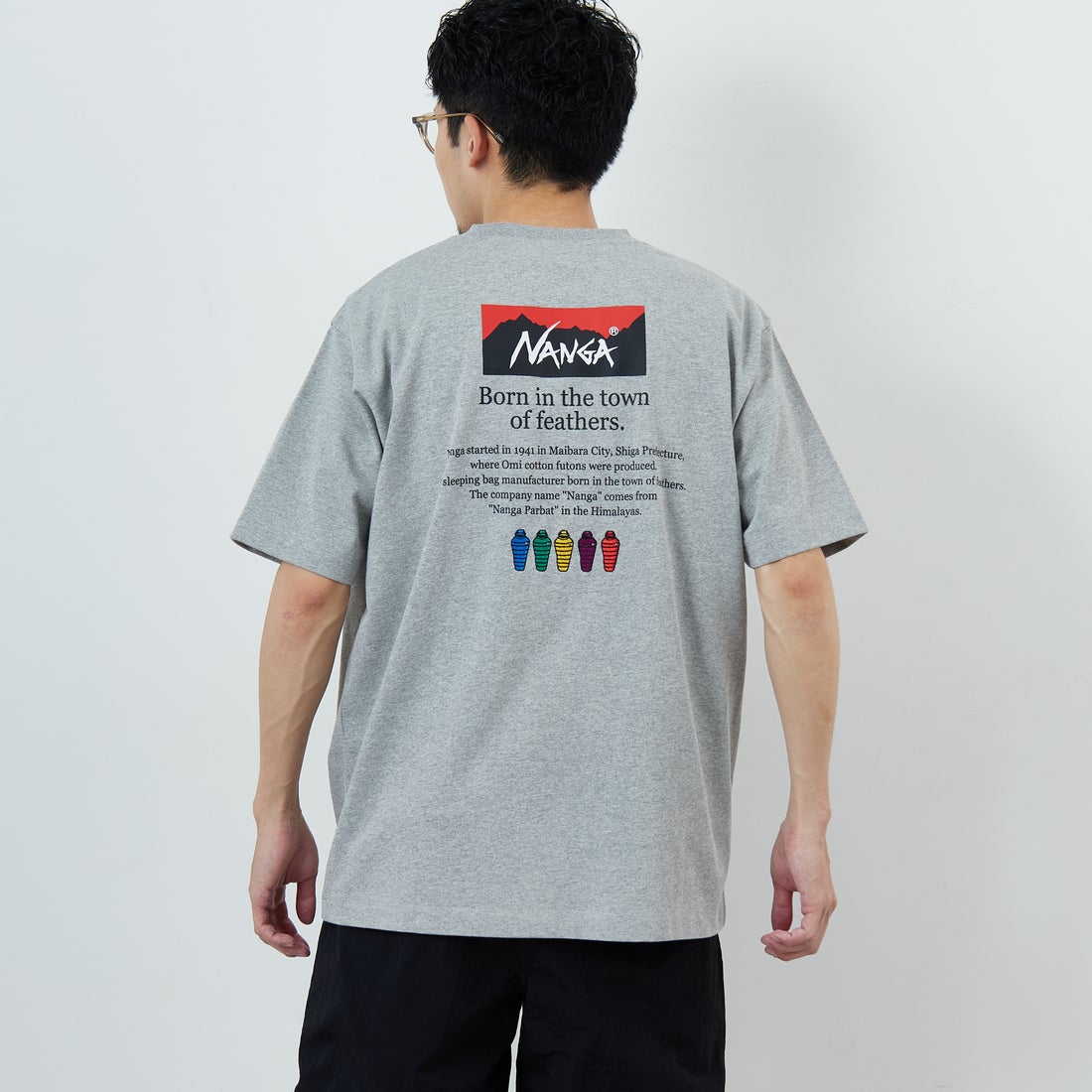 JEANSFACTORY × NANGA [ジーンズファクトリー × ナンガ] 別注 ヒストリーロゴ バックプリントTシャツ [NW26SS-JF2] GRAY &&モデル身長：168cm 着用サイズ：L&&