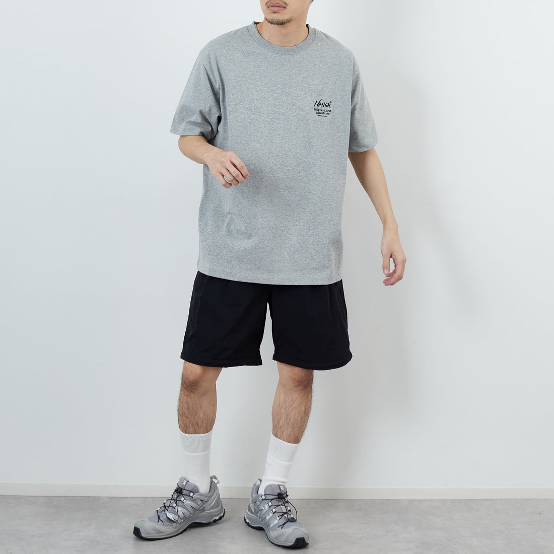 JEANSFACTORY × NANGA [ジーンズファクトリー × ナンガ] 別注 ヒストリーロゴ バックプリントTシャツ [NW26SS-JF2] GRAY &&モデル身長：168cm 着用サイズ：L&&